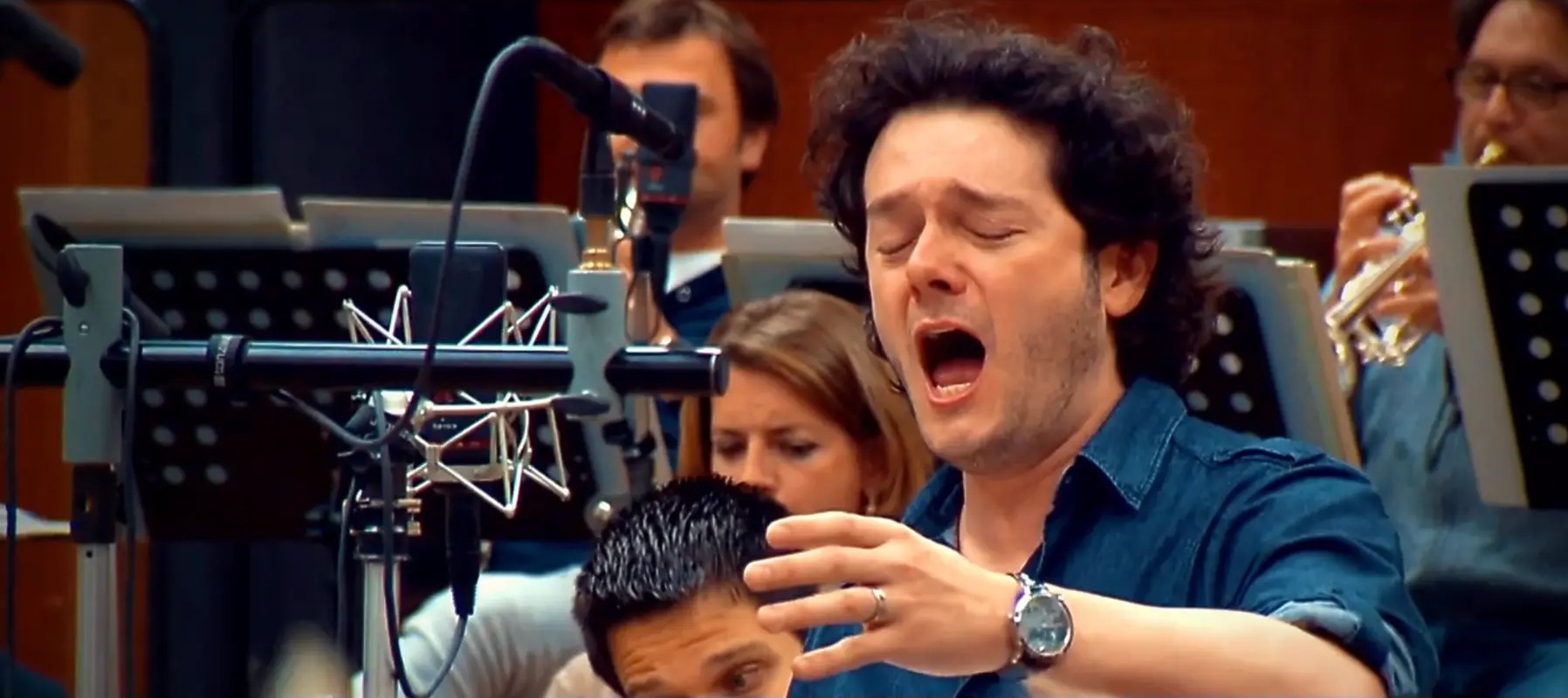 Arturo Chacón-Cruz en el estudio de grabación
